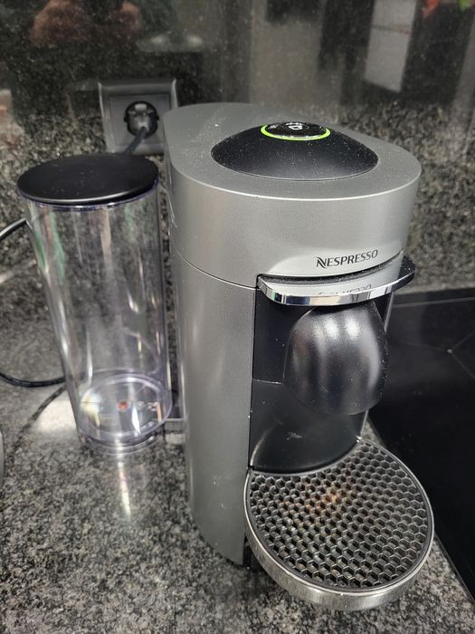 Máquina Vertuo Plus Deluxe Titanic D Automática