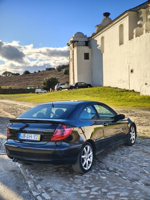 Mercedes-Benz C220 SportCoupé 2003 – Elegante e Confiável