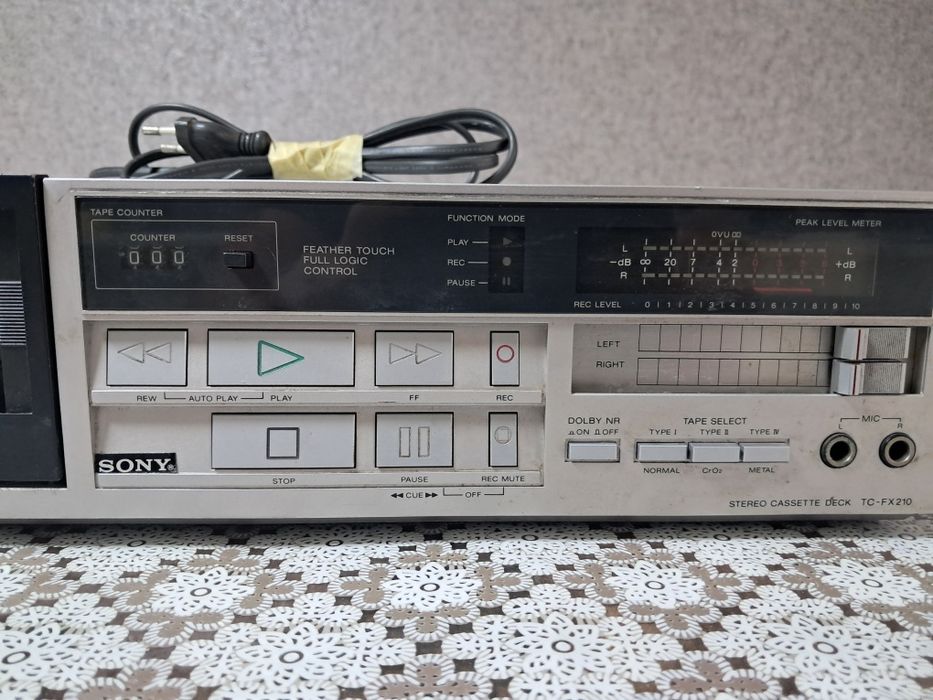 Продам стерео кассетную деку (магнитофон) SONY  TC-FX 210