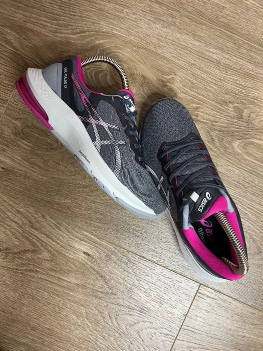 Продам БОМБЕЗНІ жіночі бігові кросівки Asics Gel Pulse 13