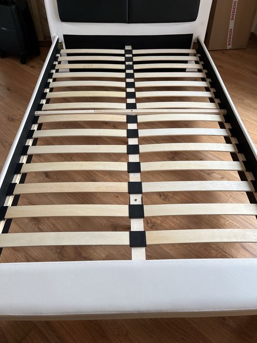 Łóżko tapicerowane ekoskóra ze stelażem i materacem 120 x 200