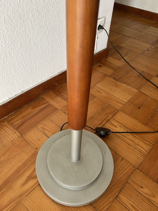 Candeeiro de pé em bom estado