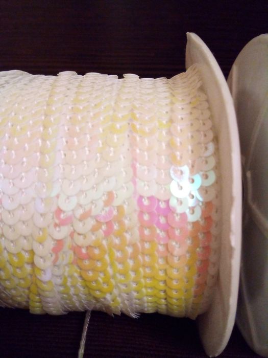 Пайетки на нити  и  россыпью