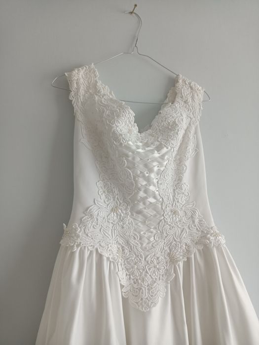 Piękna perłowa suknia ślubna w stylu hiszpanki