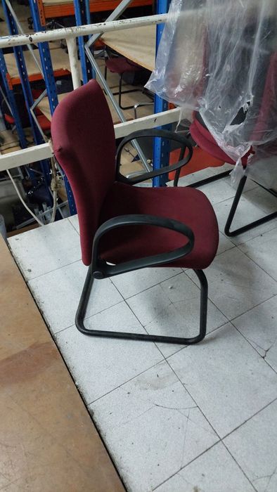 Cadeiras fixa com e tecido bordou