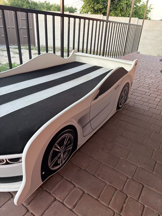 Продам кровать детскую, машинка BMW