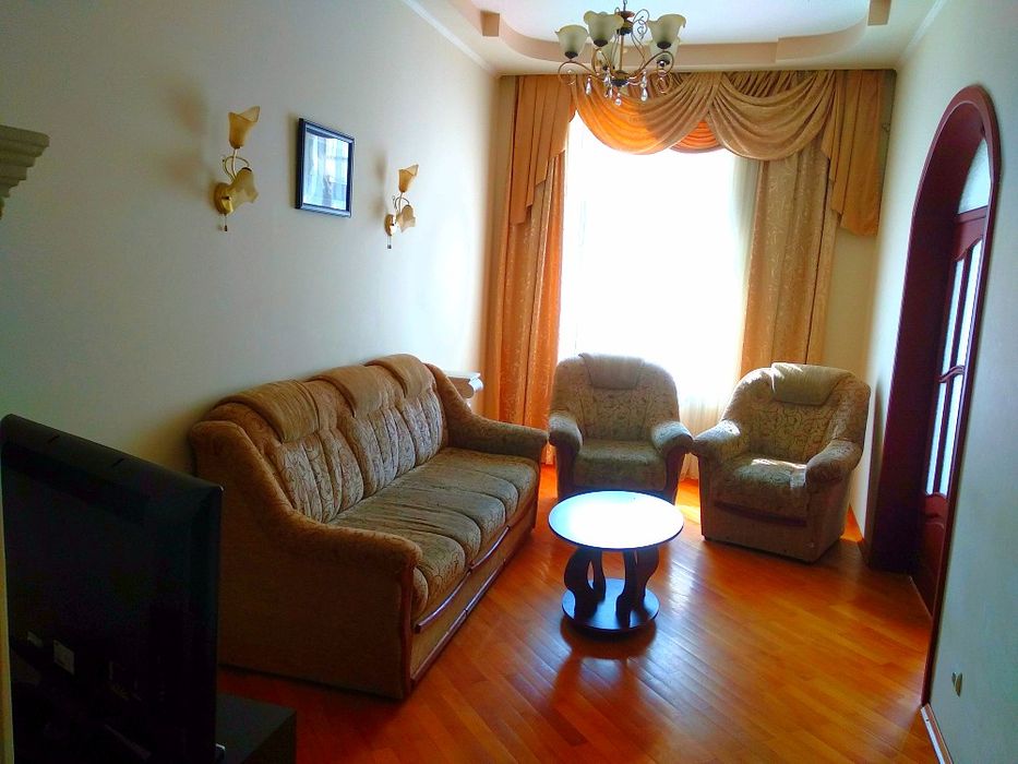 Великогабаритна квартира подобово на Петефі