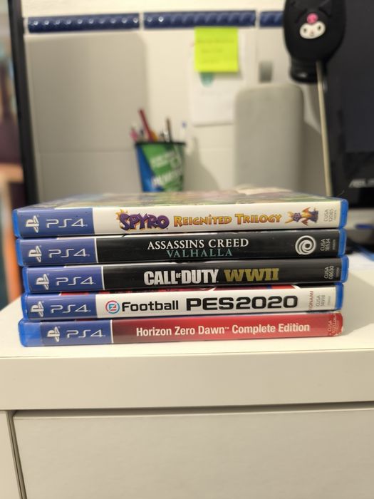 PS4 500Gb 2 comandos e 5 jogos