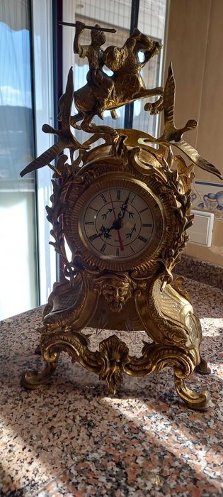 relógio de mesa em bronze dourado