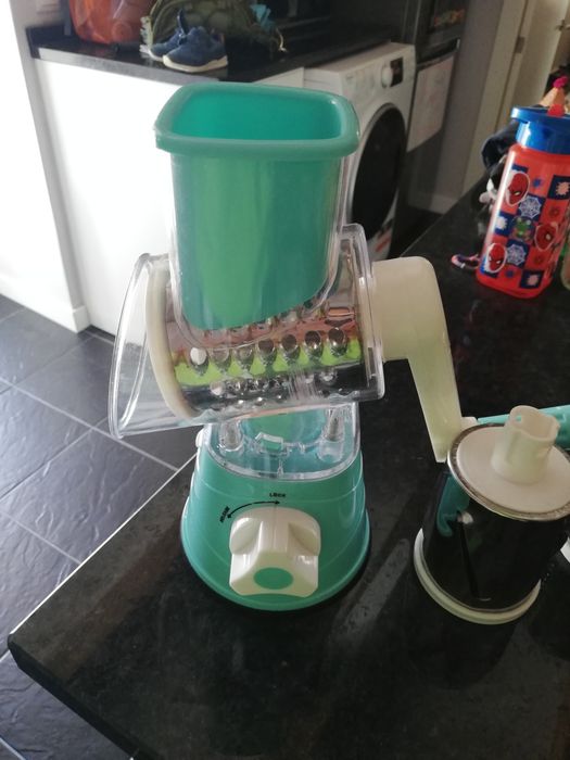 Manual vegetable grater/cutter64738814852098125