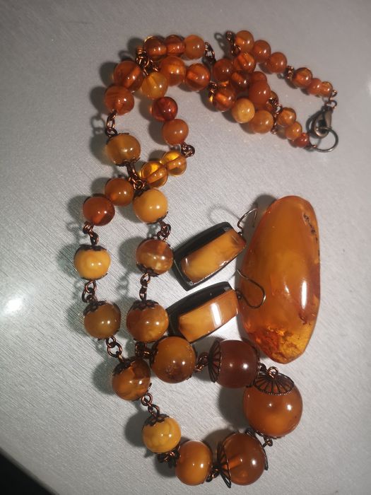 Лот прикрас з бурштину