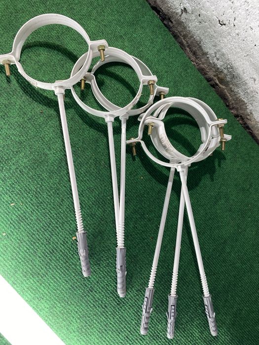 Держатель трубы металлический для водосточной системы