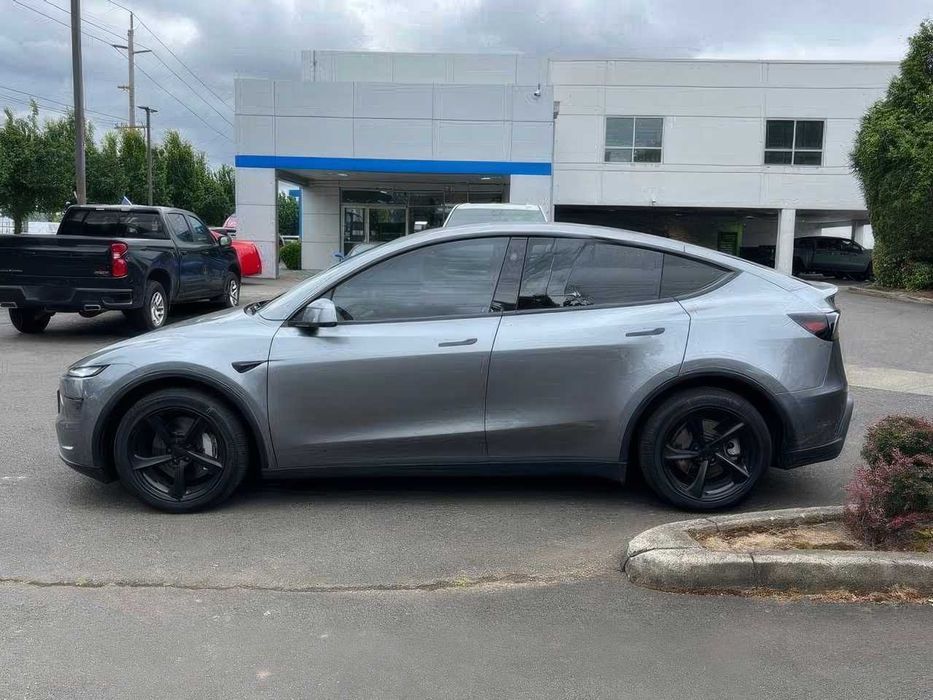 Tesla Model Y Long Range      2026