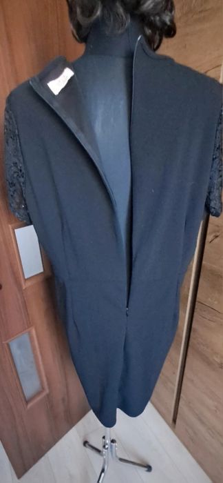 Elegancka mala czarna z koronka z przodu i blyskiem