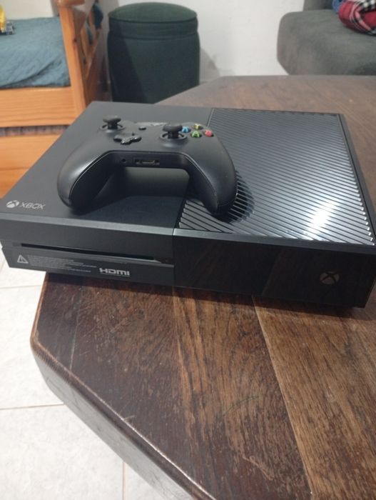 Xbox One com comando e cabos