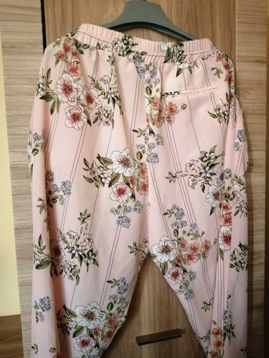 Damskie spodnie letnie,różowe, motyw kwiatowy, wysoki stan, gumka