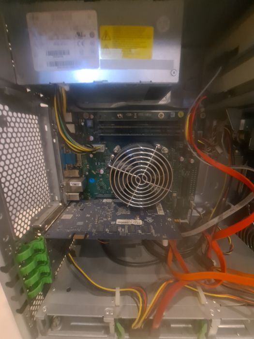 Sprzedam wszystko działa tylko trzeba wgrać Windowsa syn nie uzywa