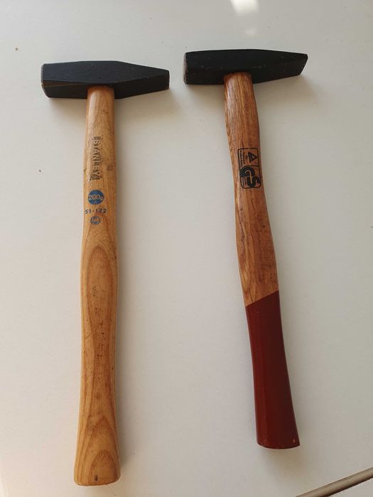 Dois Martelos  Pena com cabo em madeira