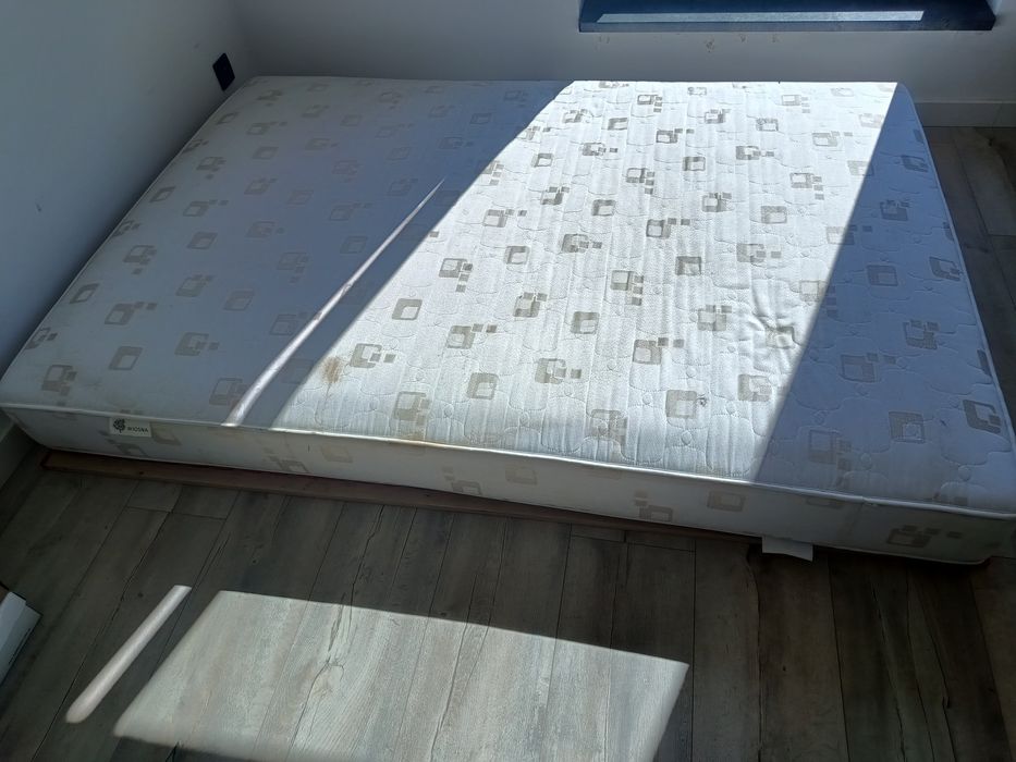 Materac z drewnianym stelażem 140x200 cm