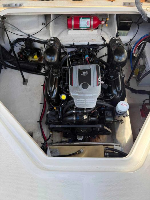motorówka Sea Ray Sundancer 240 2011 – 190 MTH, FL przyczepa 5.0 Mercruiser