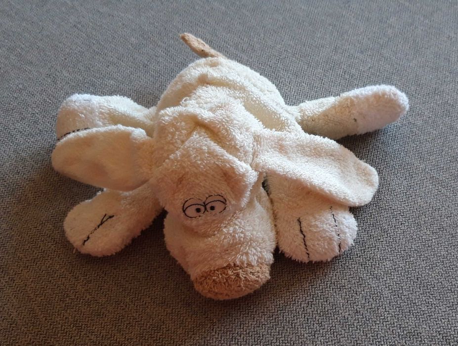 Peluche cãozinho.