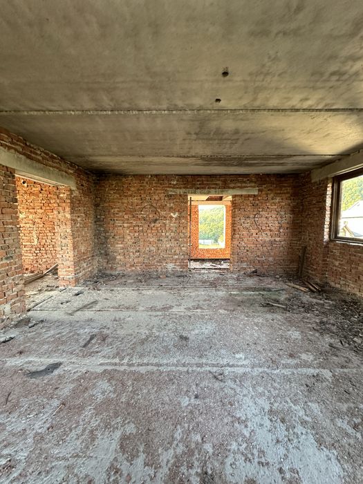 Будинок біля центрального озера м. Надвірна