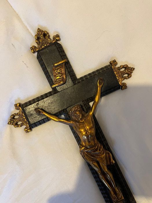 Cristo de patede em metal e madeira