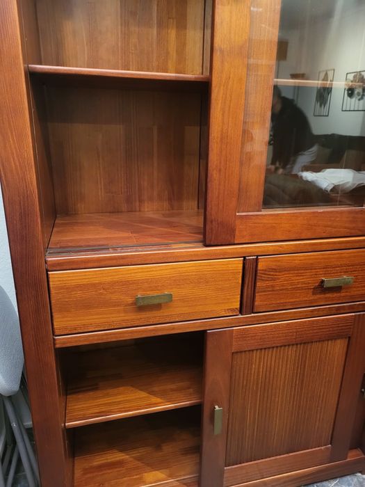 Estante de madeira e vidro