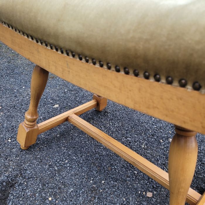 Piękny stary podnóżek, pufa, stołek