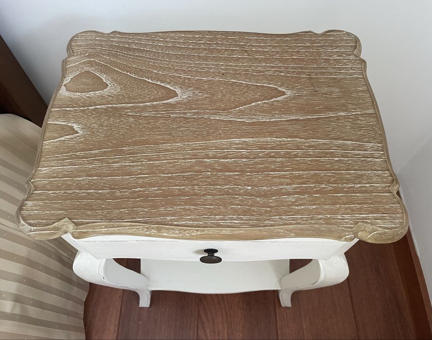 Mesinha de Cabeceira Branca e Bege