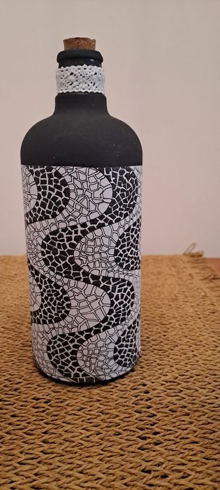 Garrafas alusivas à calçada portuguesa..