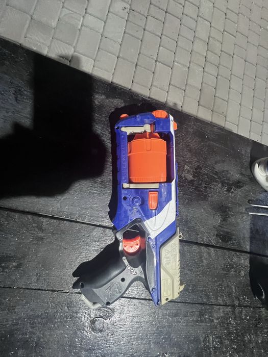 Іграшковий пістолет Nerf Elite Strongarm