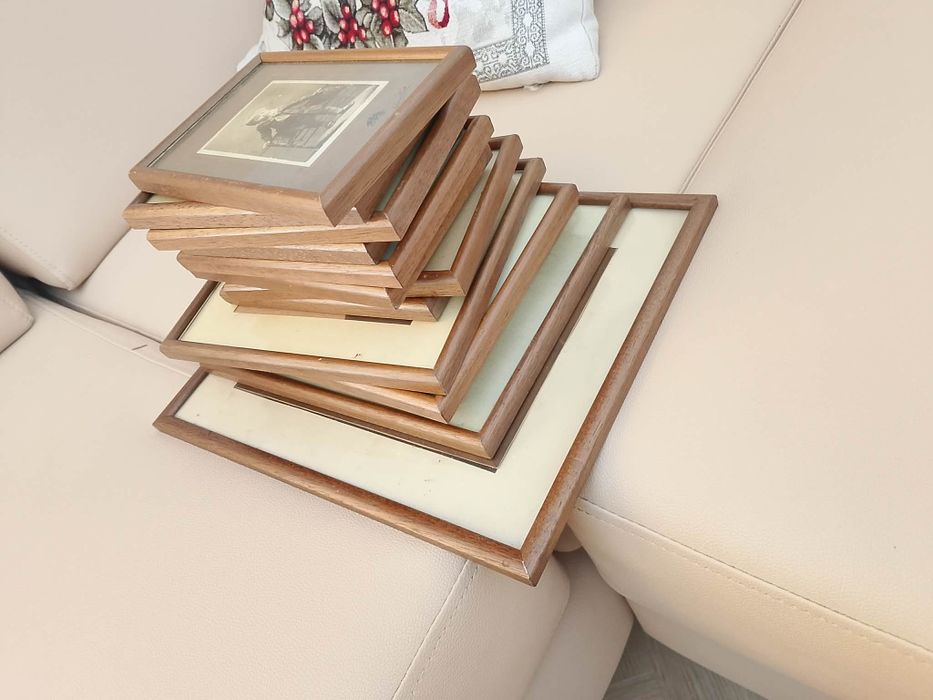 Zestaw starych fotografii w ramach