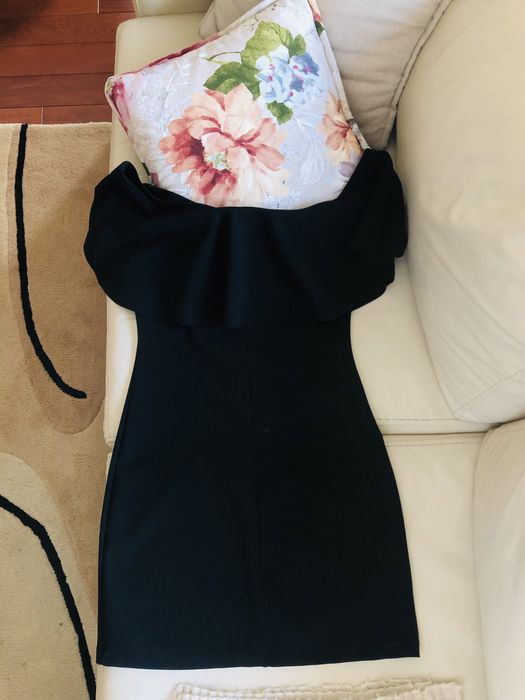 Vestido preto curto e justo