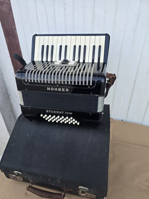 Akordeon Hohner student IV M -32 basy