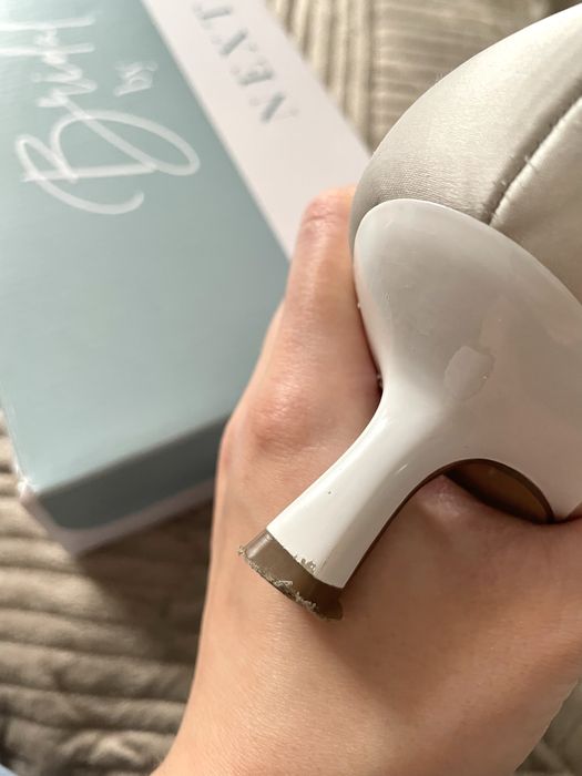 Biale satynowe buty slubne NEXT, niski obcas 5 cm, panieński