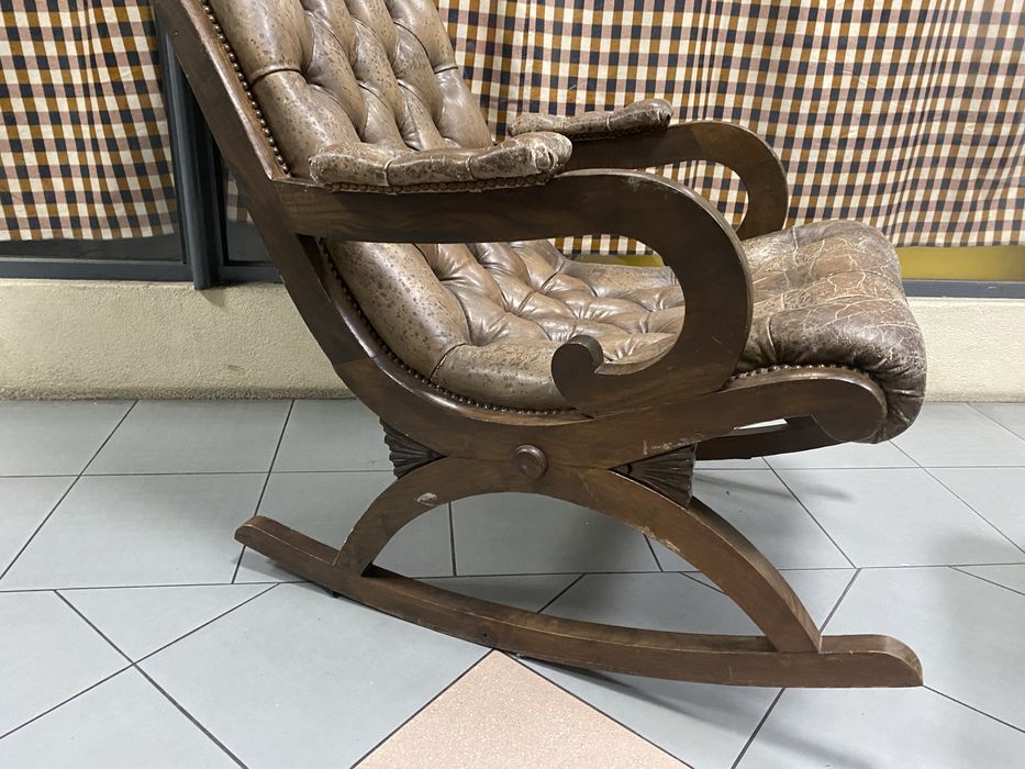 Cadeirão de baloiço em pele