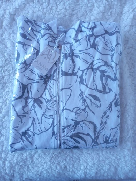 Продам летнюю женскую ветровку