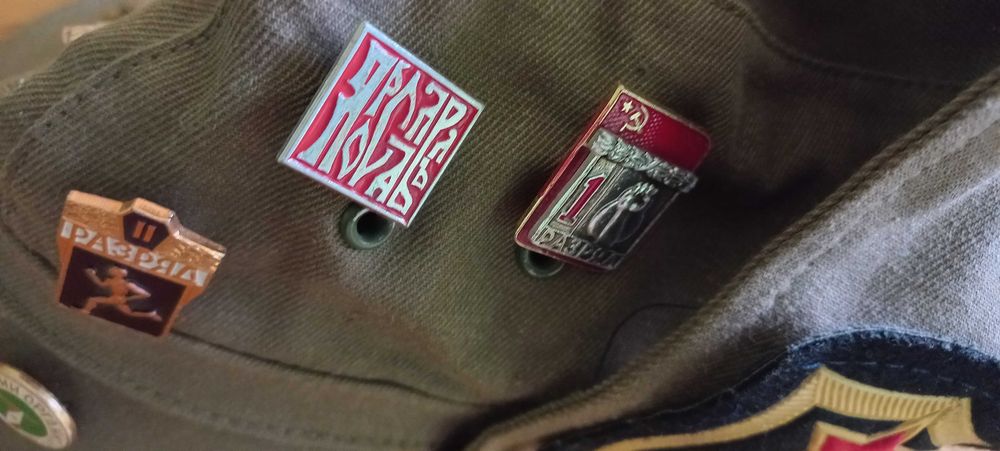 Czapka wojskowa rosyjska +20 odznaczeń , wpinek