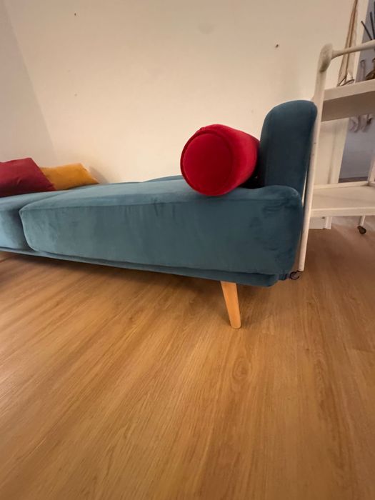 Sofá-cama verde com pufe