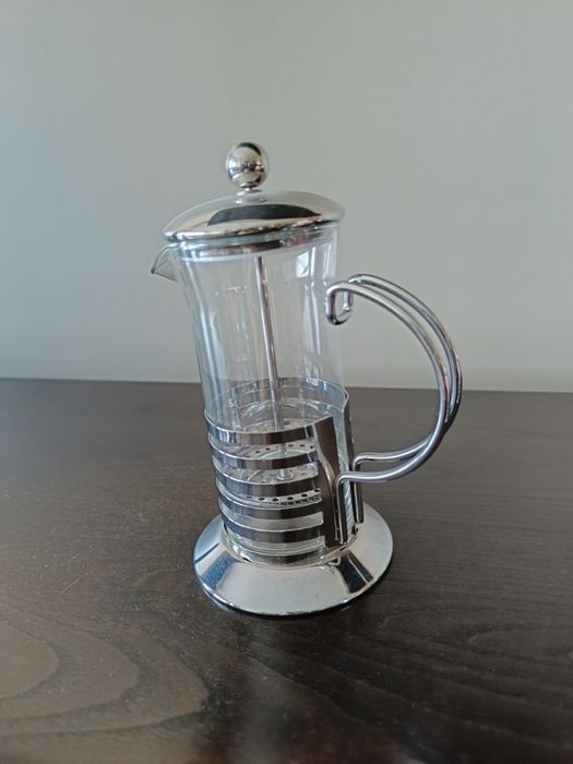 Conjunto de cafeteira de prensa e duas canecas para café moído