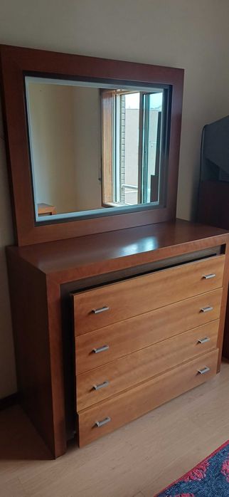 Quarto completo. Cama, 2 mesinhas e comoda.