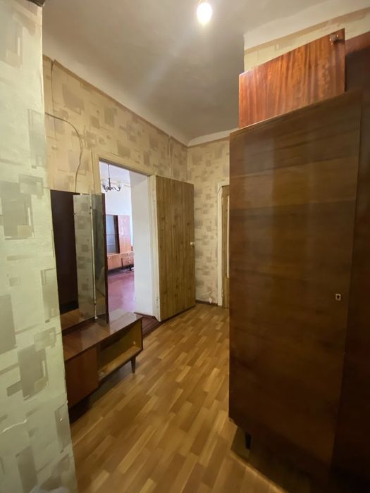 Не кутова. Замінені вхідні двері . Встановлені металопластикові вікна