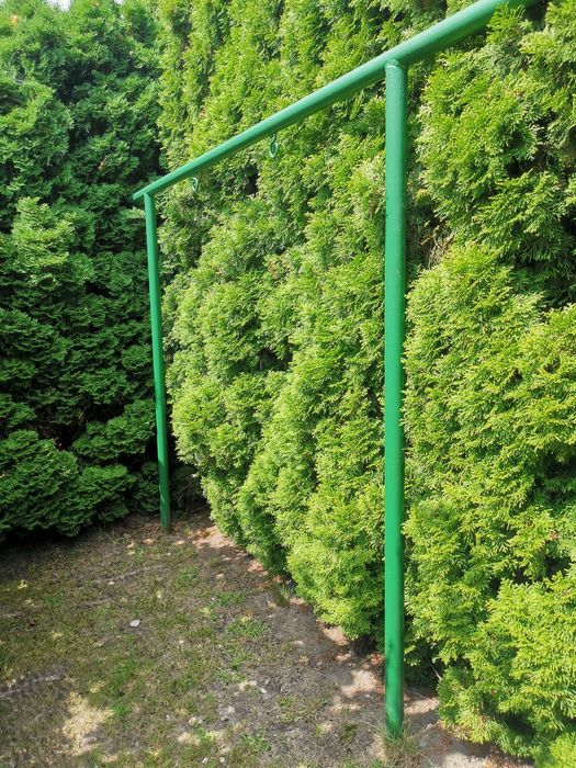 Trzepak ogrodowy z uchwytami na huśtawkę