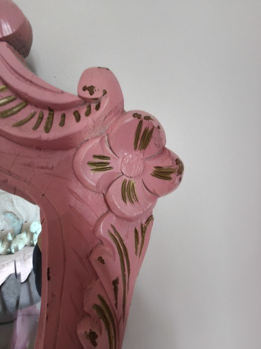 Penteadeira antiga com 2 cadeiras.