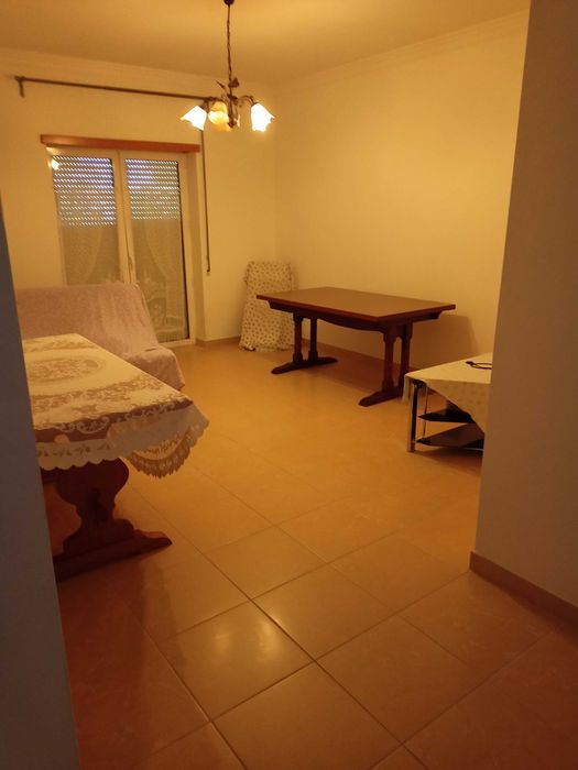Arrenda-se  grande T2 com garagem