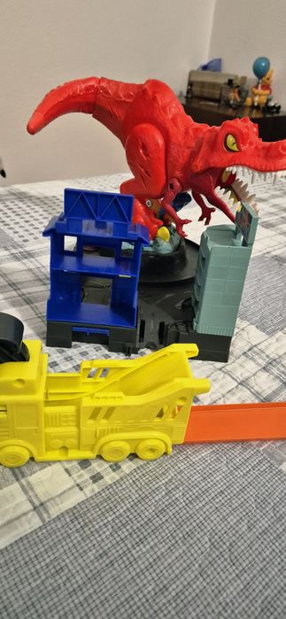 pista Hot Wheels City T-Rex Rampage