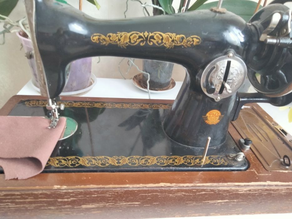 Продам швейну машинку