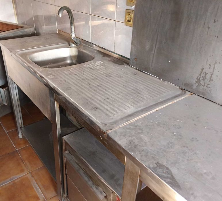 Balcoes de café com frigorificos e montras