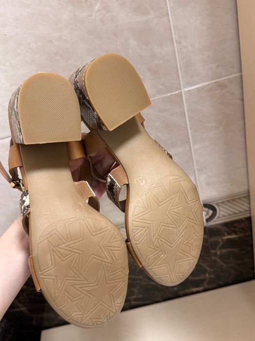 Босоніжки від бренду Graceland